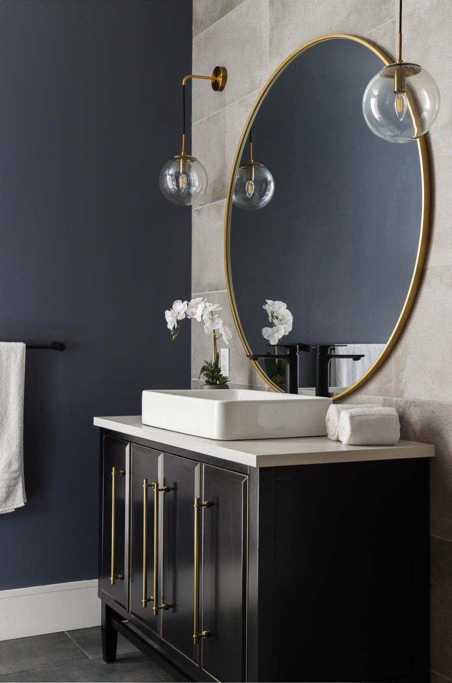 Elite Austin luxury furniture rental guest bathroom: Elegant and well-appointed bathroom with modern fixtures