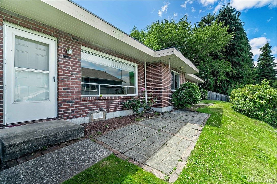 3714-3716 Palisades Pl W