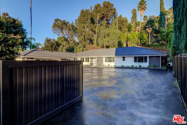 4450 Hayvenhurst Ave