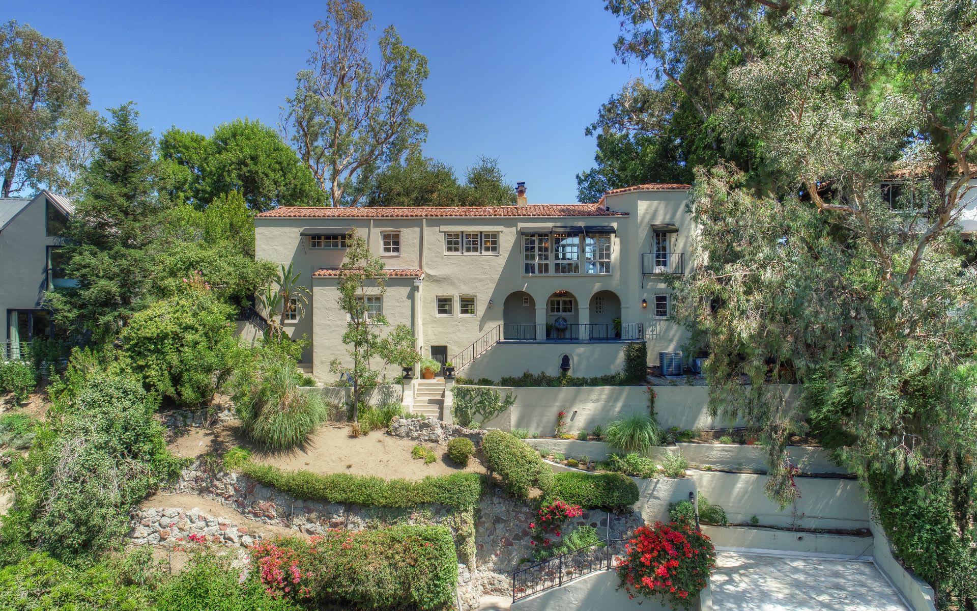  3110 Hollyridge Dr