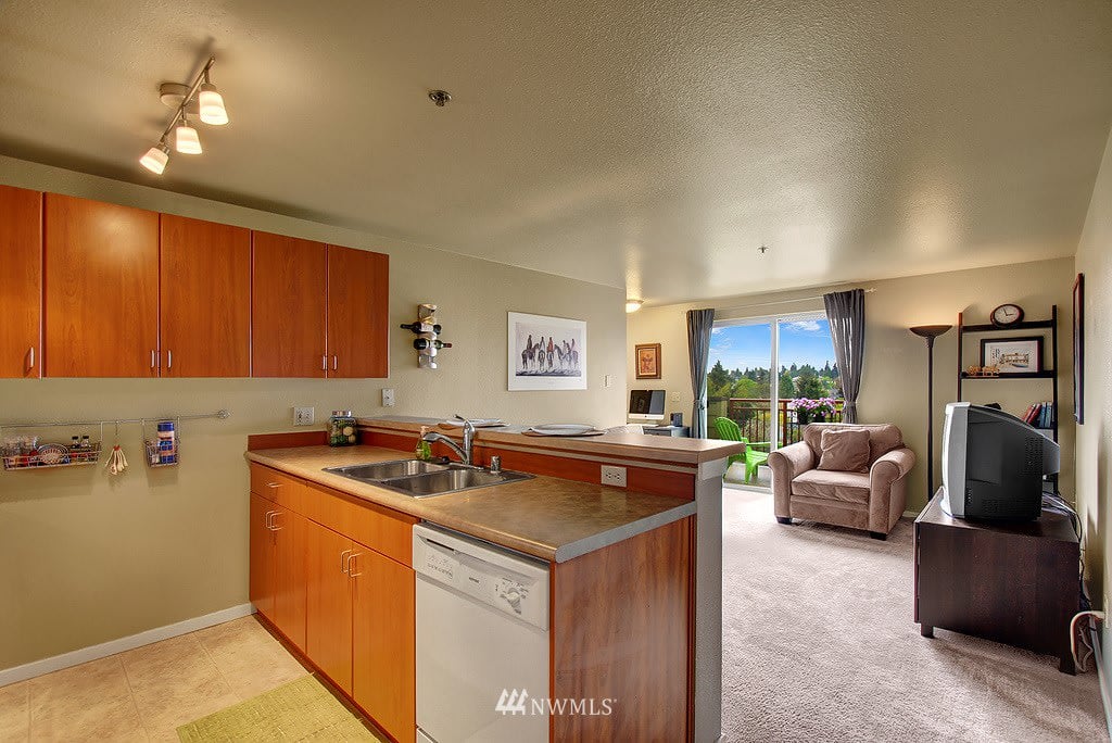 8745 Greenwood Ave N, #401