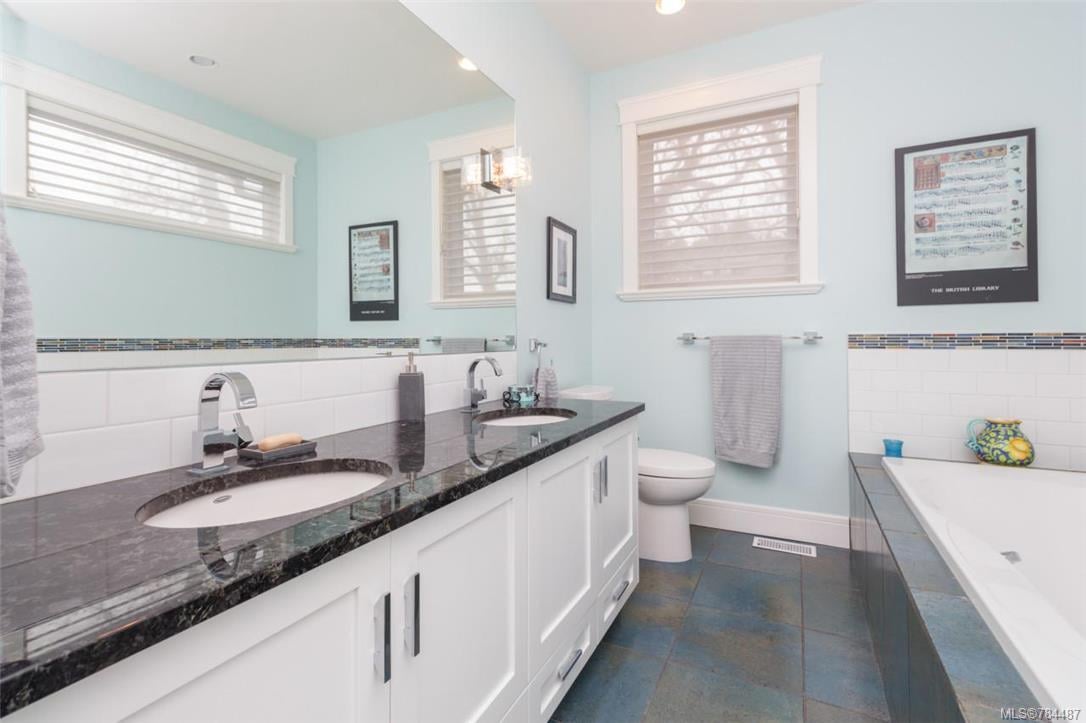 10100 Tsaykum Rd, North Saanich