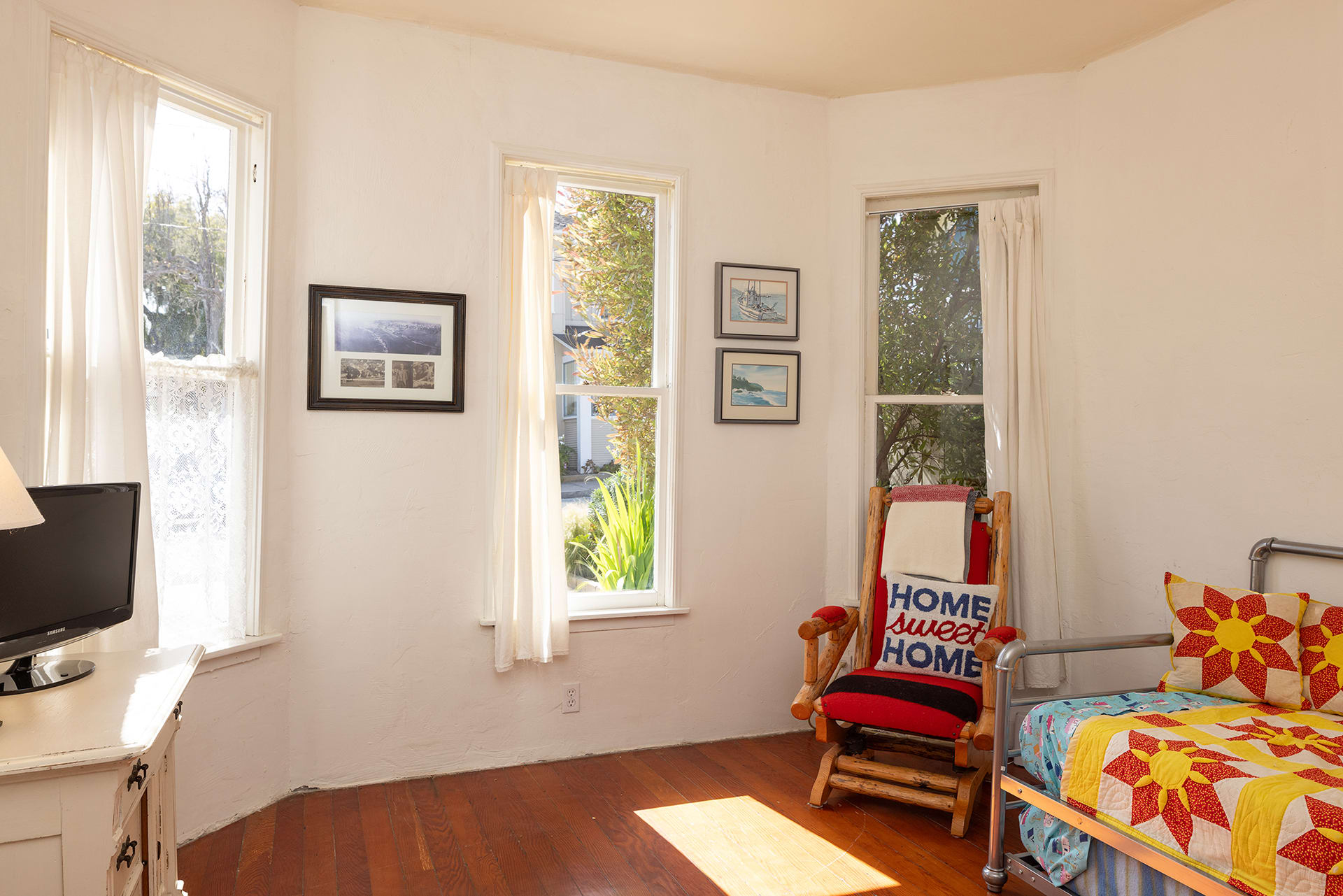 Timeless Victorian Cottage - 106 19th Street