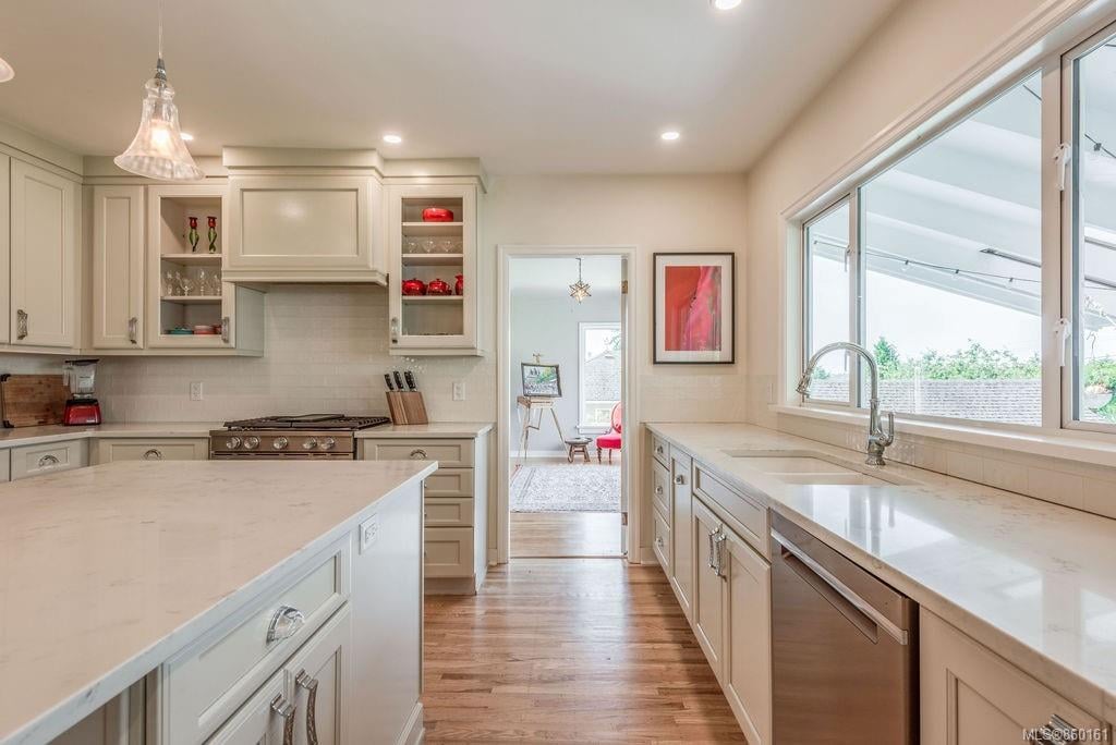 3084 Cadboro Bay Rd