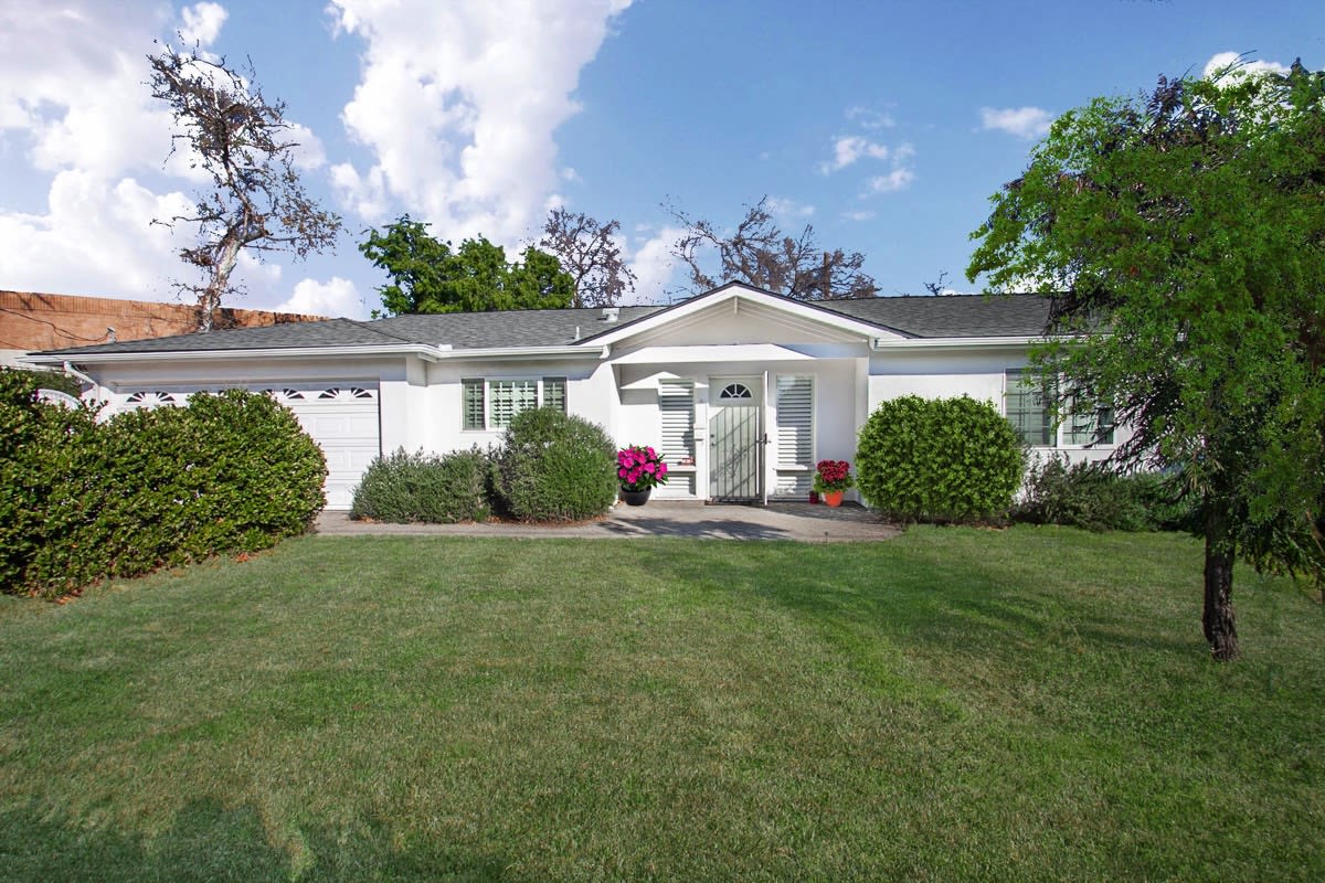 5730 Gentry Ave Valley Village, CA