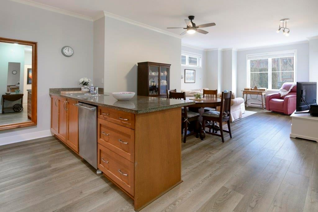 101-1375 View Cres