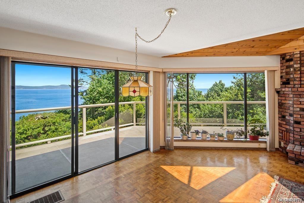 2270 Arbutus Rd