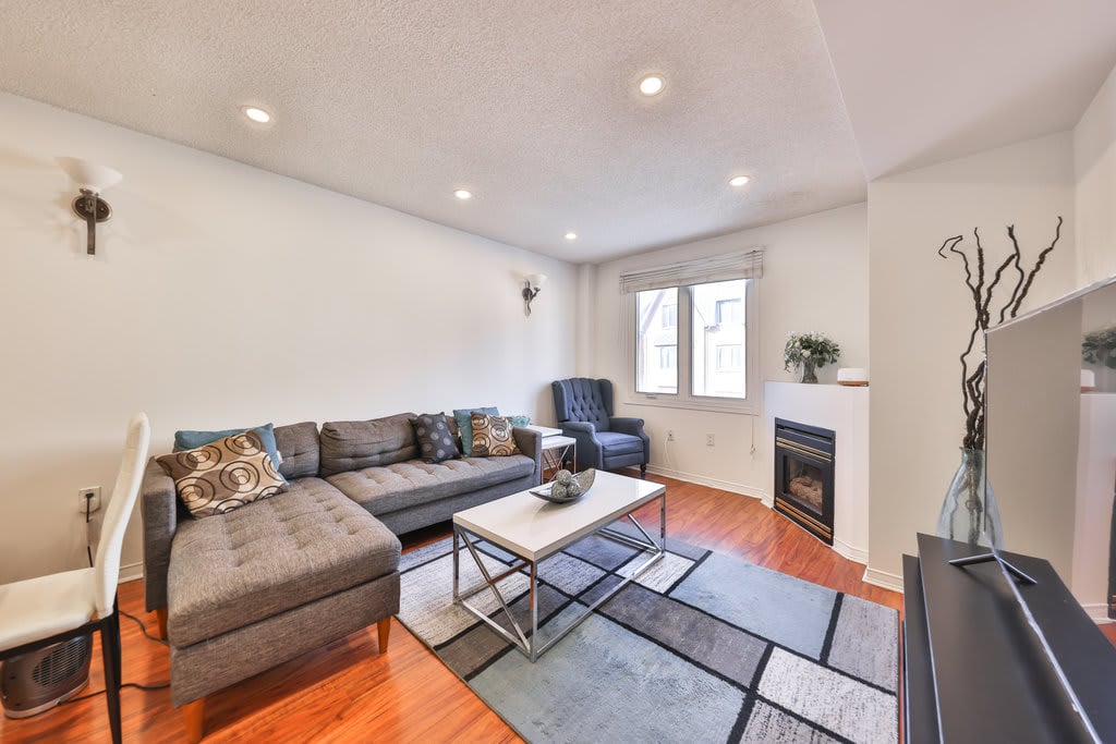 75 Weldrick Road E #823, Richmond Hill