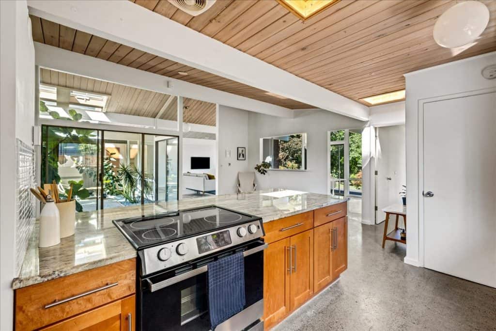 JUST LISTED – BEAUTIFUL HIGHLAND RUMMER HOME