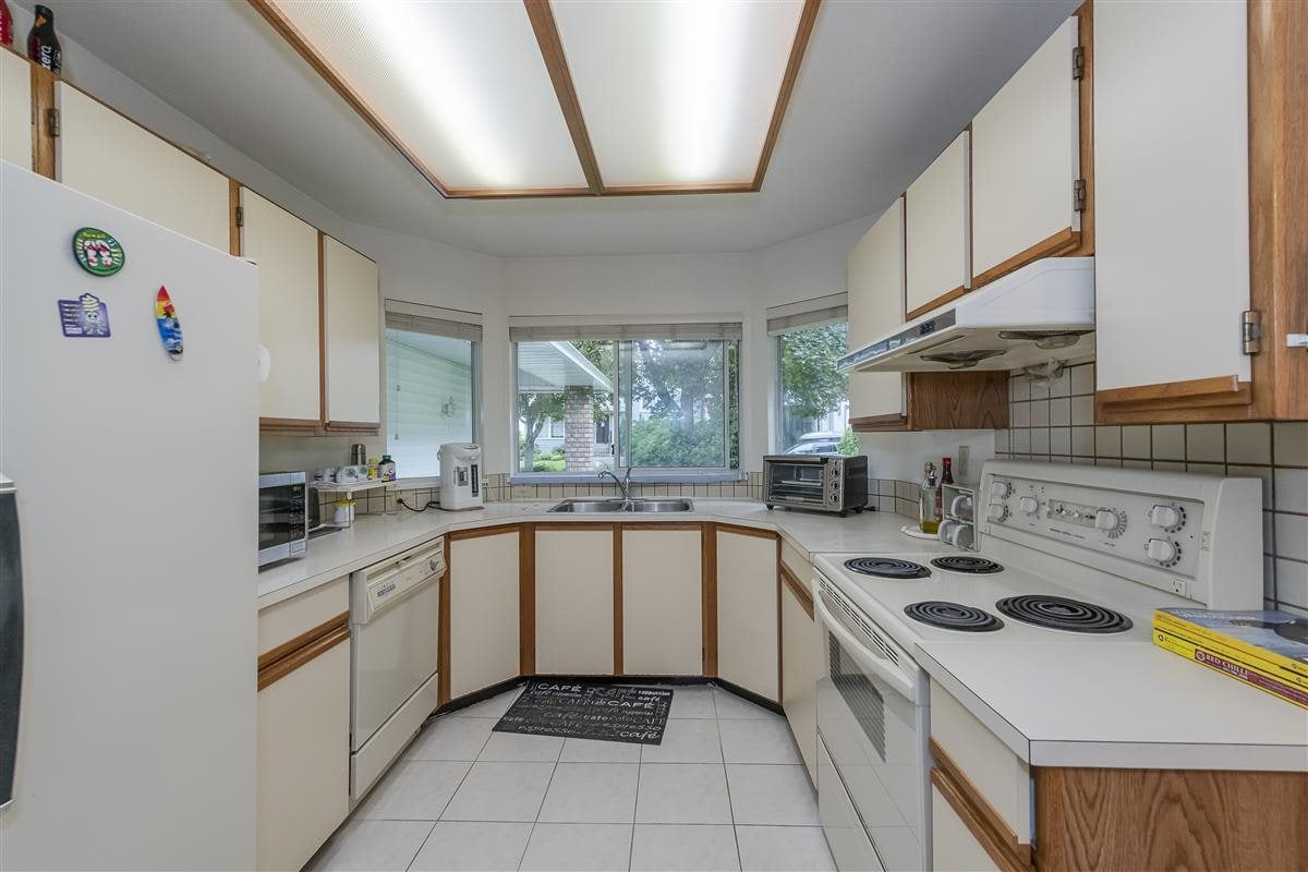 828 Porteau Pl