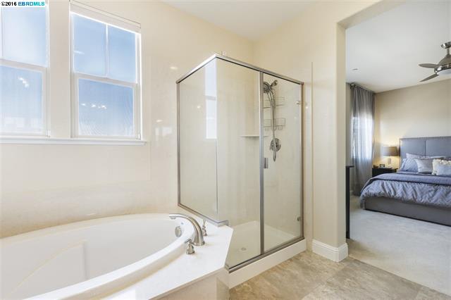6480 Bayview Dr, Oakland, CA 94605