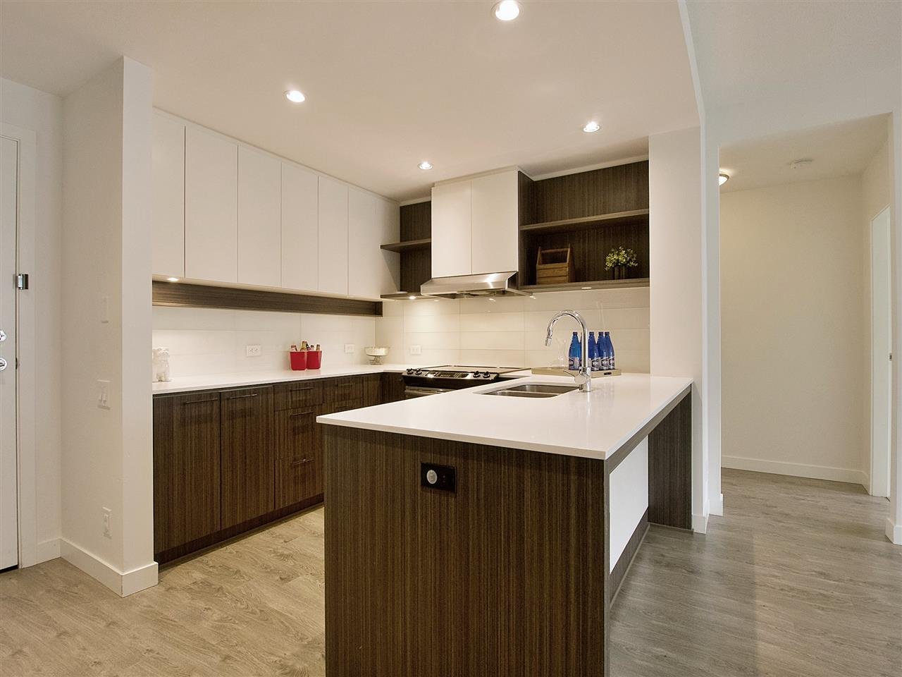 312-553 Foster Ave