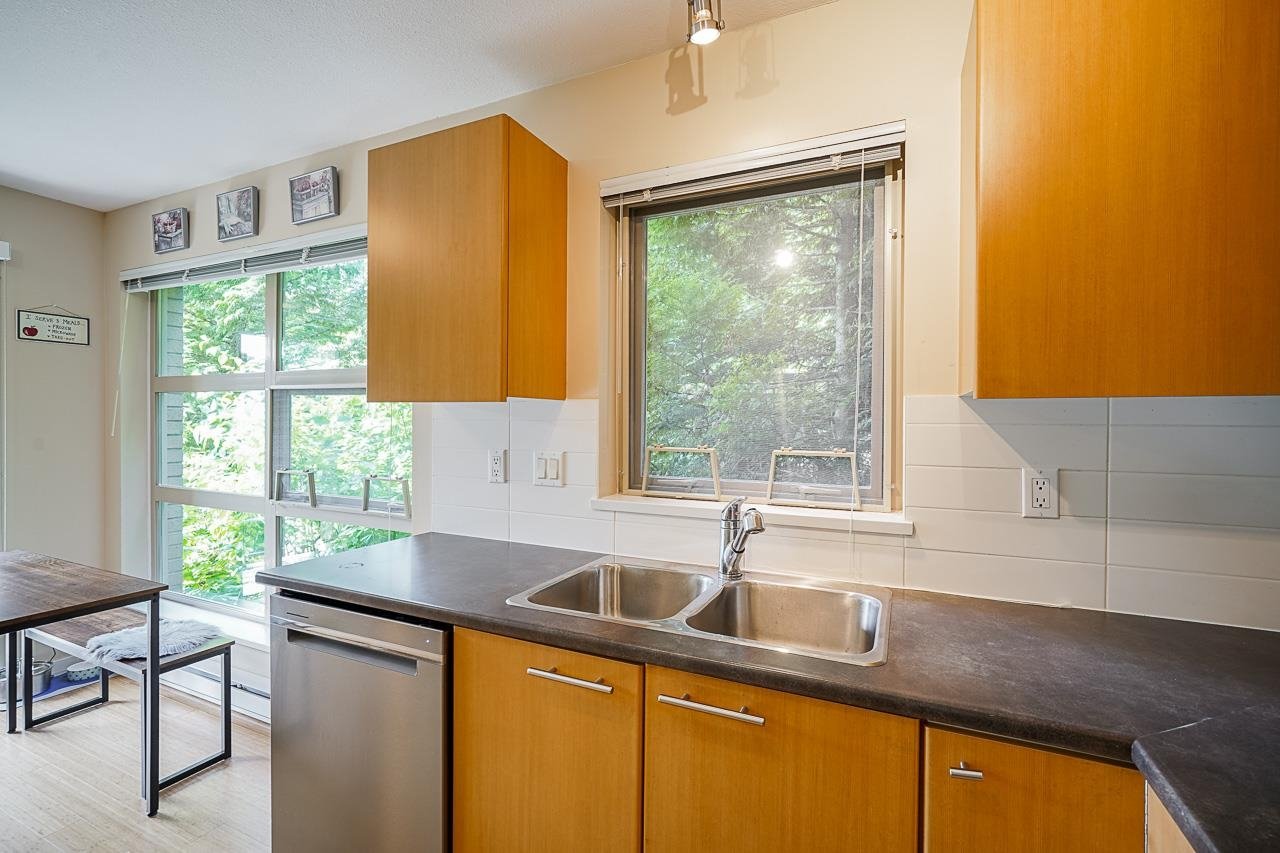 316-9319 University Cres