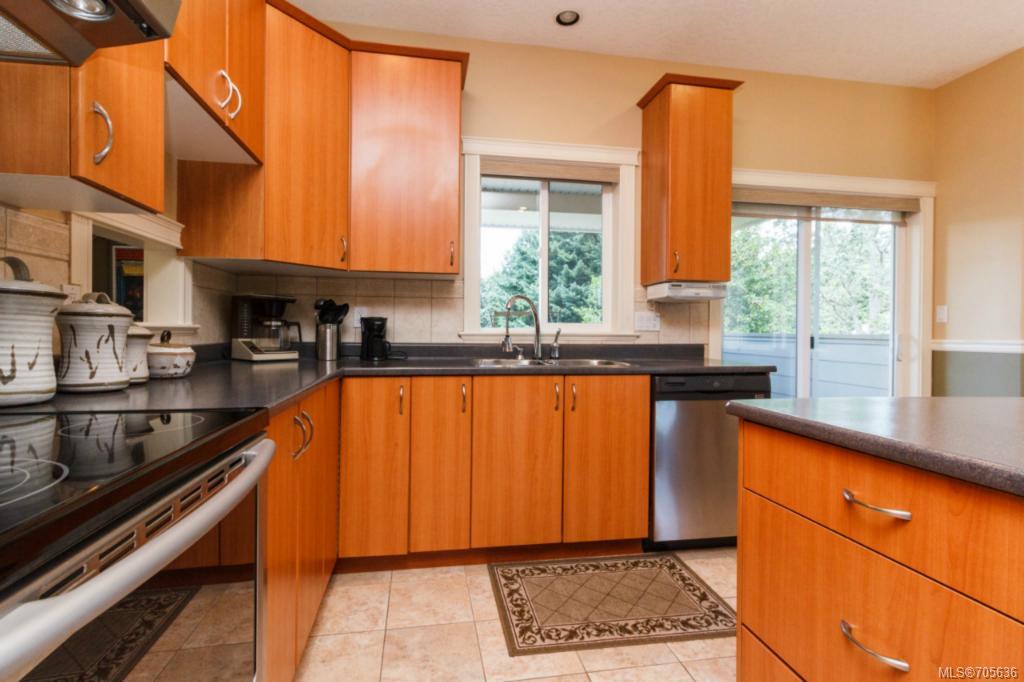 744 Claremont Ave, Saanich