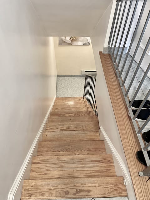 Warren Avenue - 2 bedroom 1 bathroom w. private Yard and In-unit Laundry! 