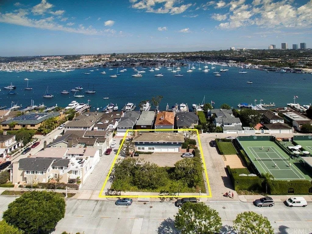 1902 E Balboa Boulevard