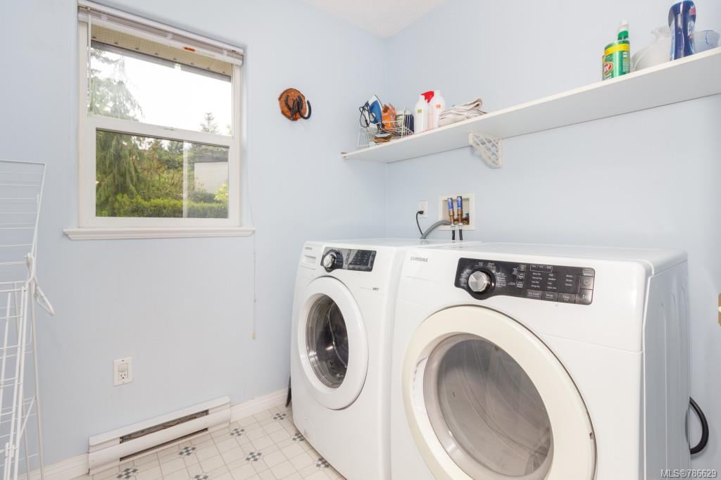 2296 Selwyn Rd, Langford