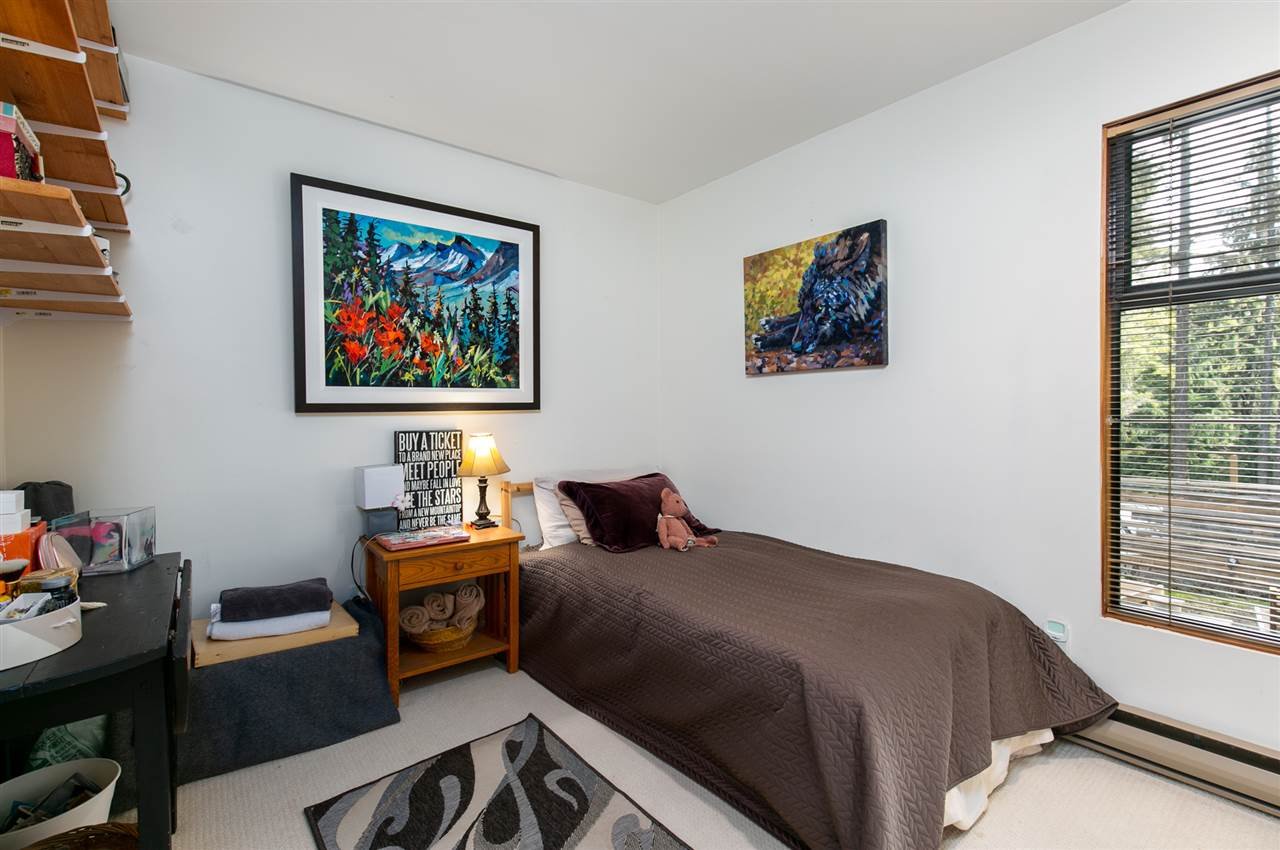 3126 Tyrol Cres