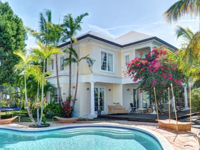 Canalfront Mansion in Port New Providence