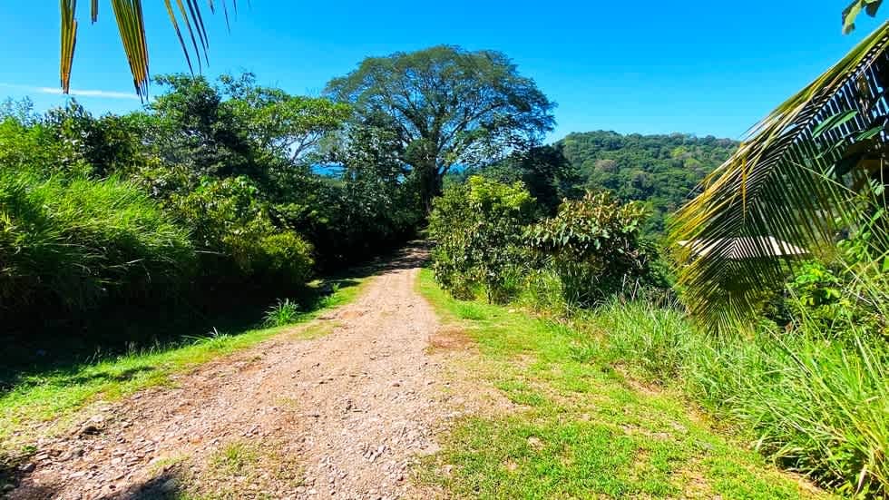 Casa Linda Vista with Ocean View Above Dominical Beach