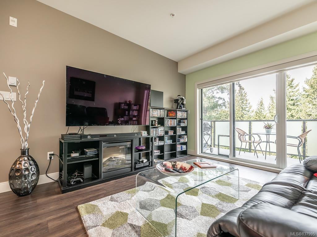 302-7111 W Saanich Rd