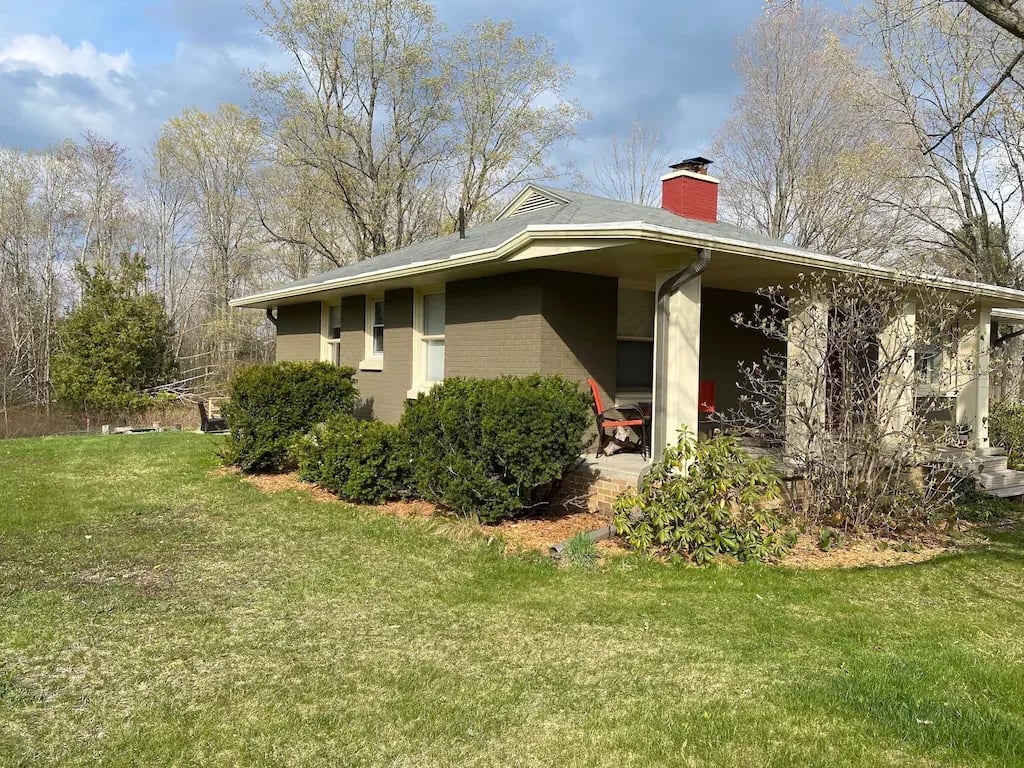  Charming Family and Pet Friendly Leelanau Bungalow!