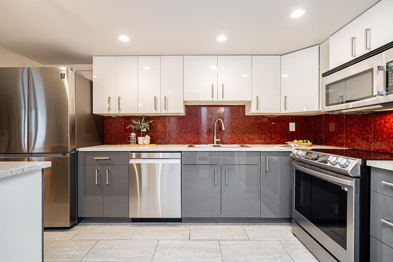 122-1040 King Albert Ave