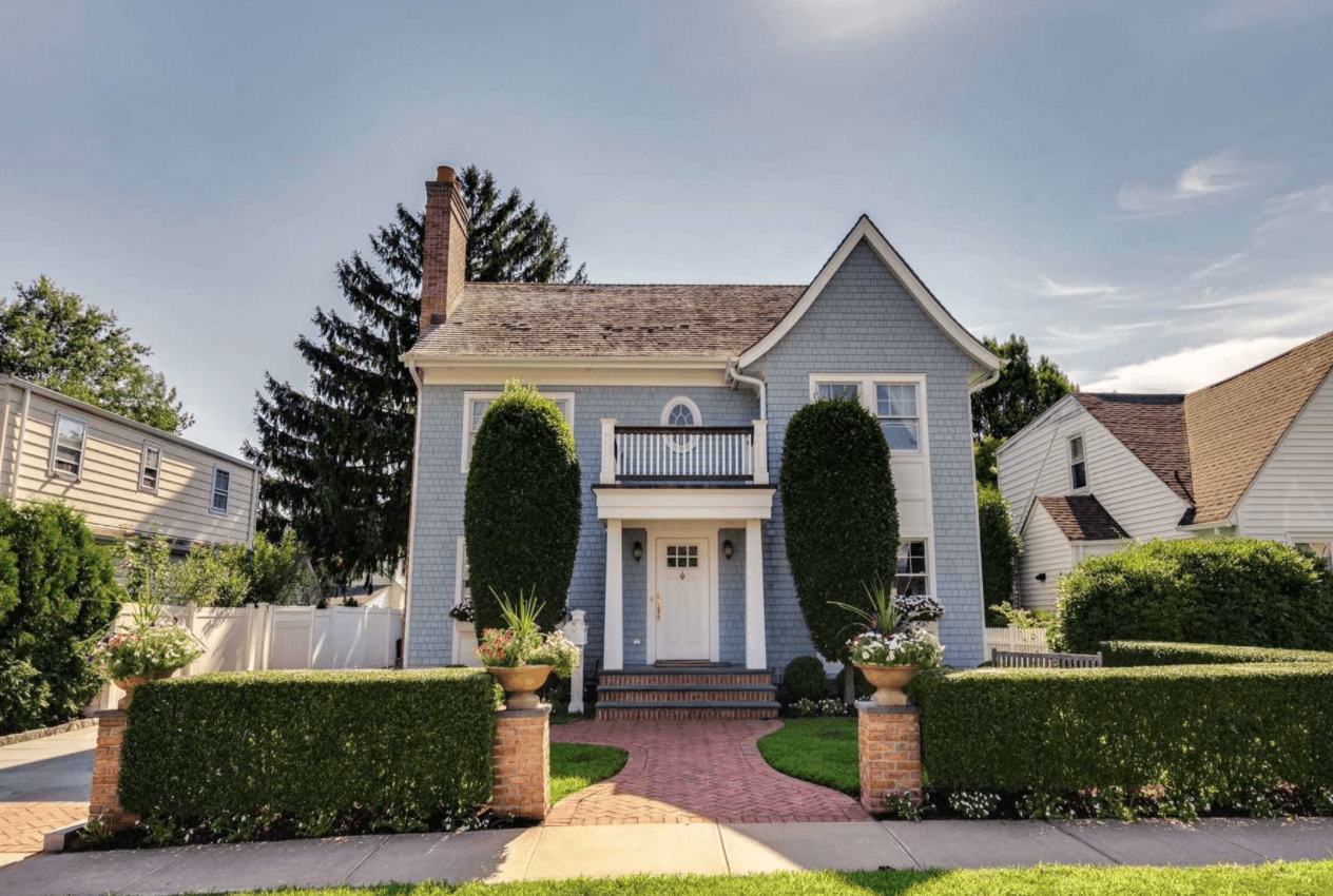 29 Woodbury Way, Syosset