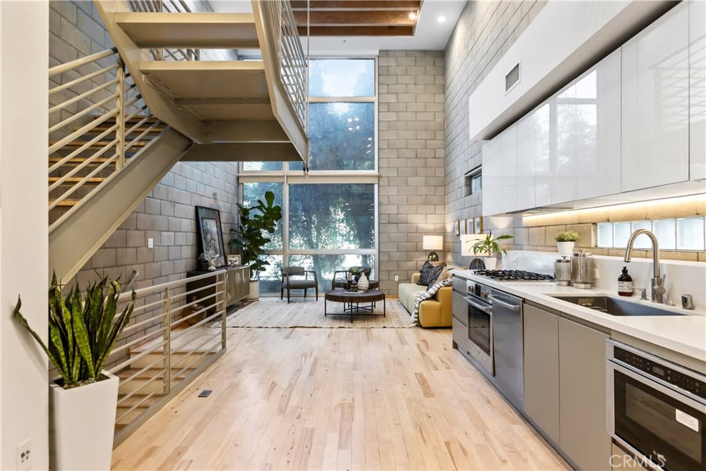 3450 Cahuenga Blvd