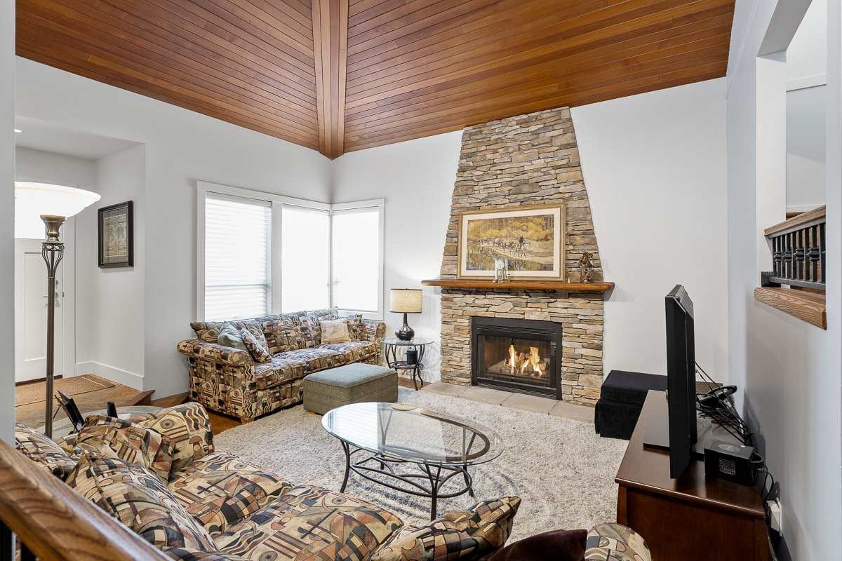 469 Cariboo Cres
