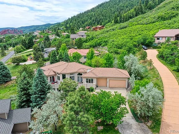 Spacious Hillside Retreat