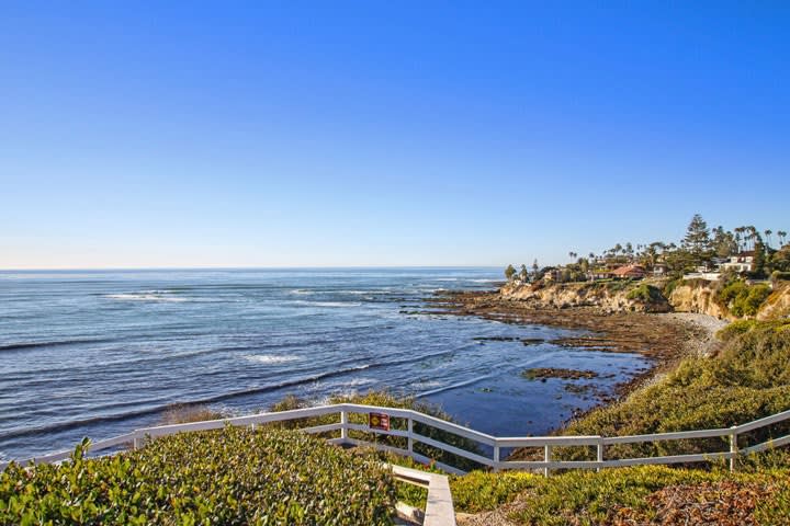 Photo with trail and ocean view in Lower Hermosa under a blue sky