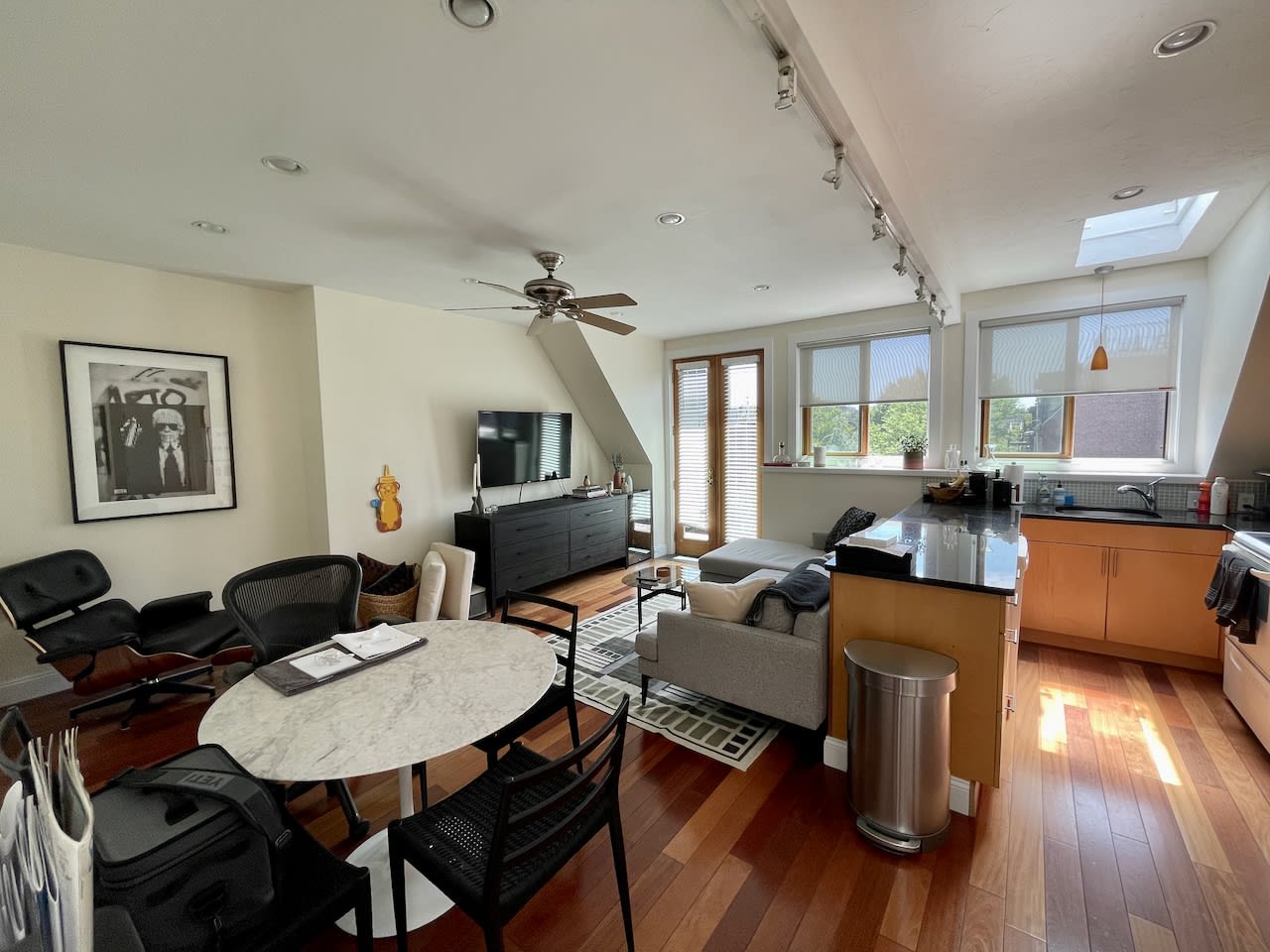 Clarendon @ Tremont Penthouse 1 bed 1 bath w. Private Patio & Laundry in-unit! 