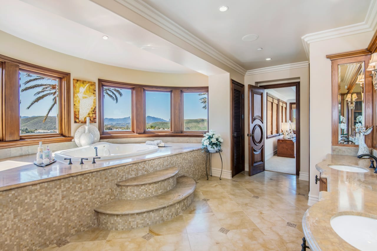 1233 Woodland Grove Ct, Calabasas Real Estate