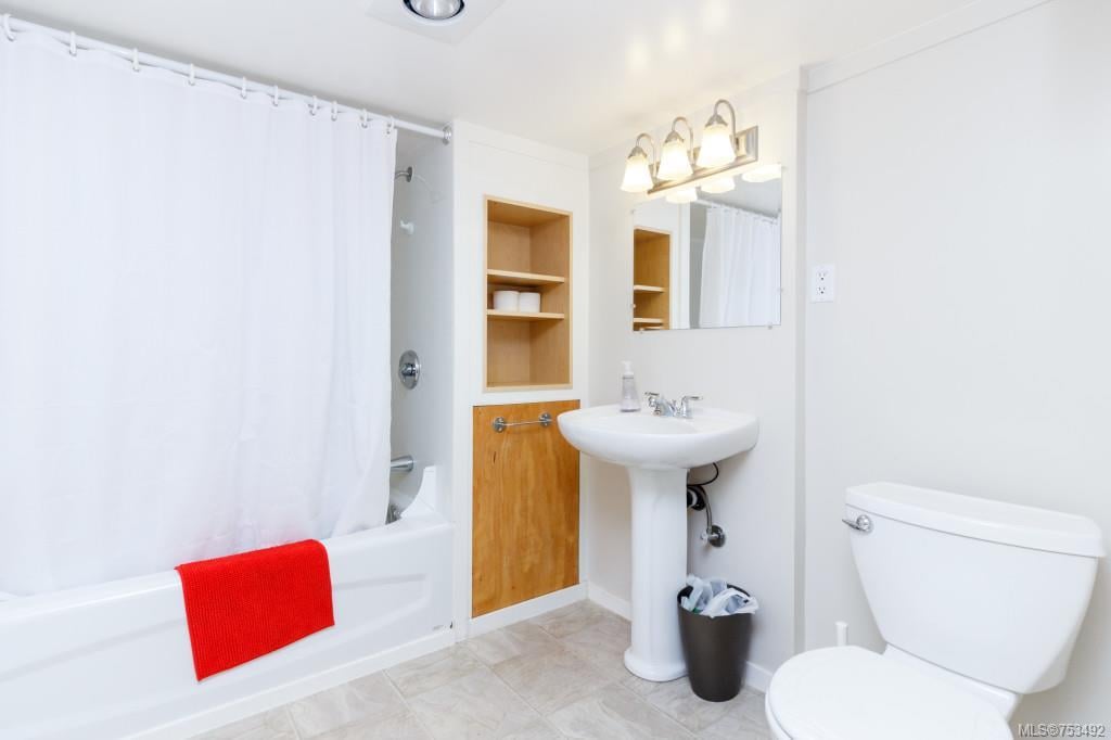 3922 Cadboro Bay Rd, Saanich