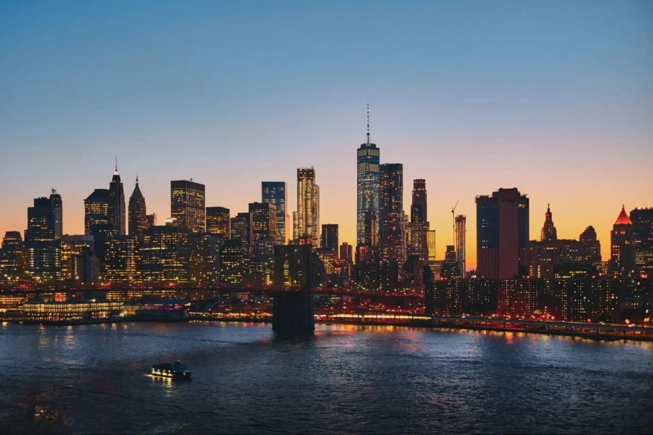 Documentos de cierre de una transacción inmobiliaria en efectivo en Nueva York.