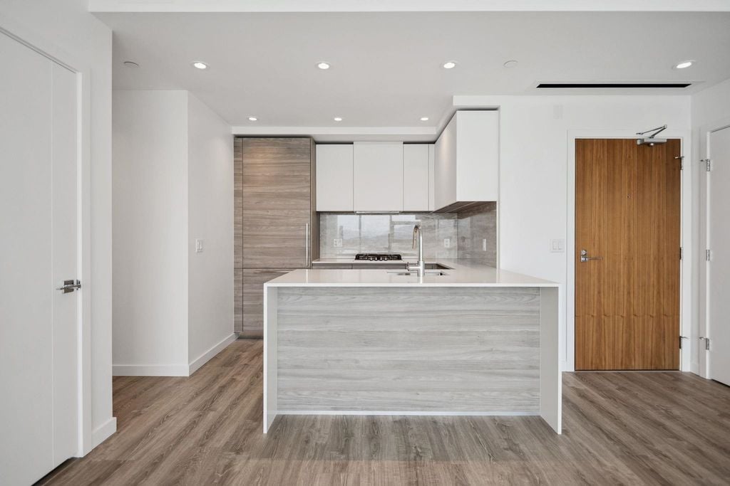 660 Quayside Drive 2401, New Westminster