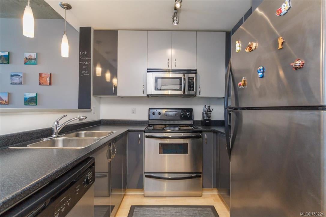 405-860 View St