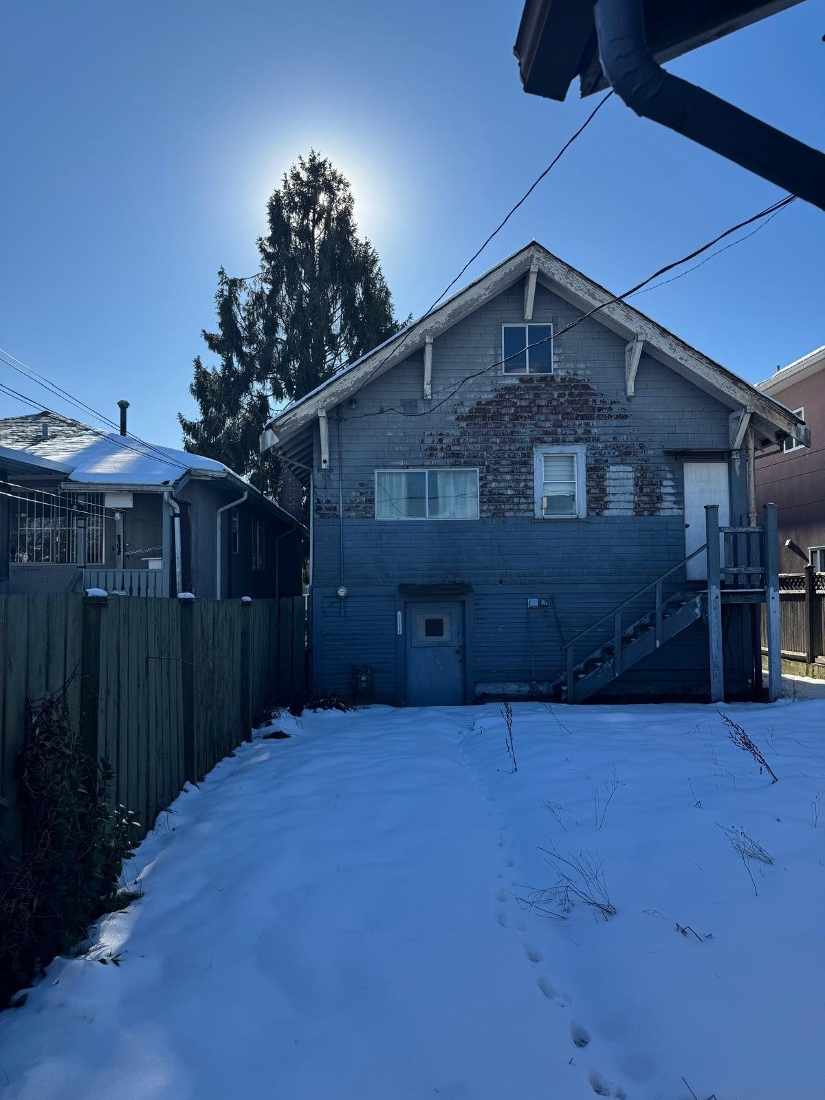 2117 E 54th Ave