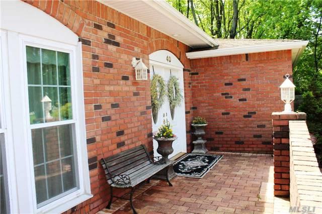 40 Stirrup Ln, Syosset