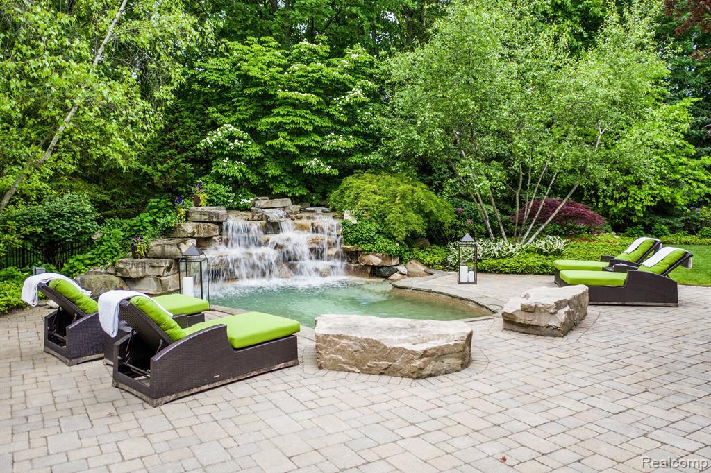 Enjoy a Refreshing Dip With a Plunge Pool