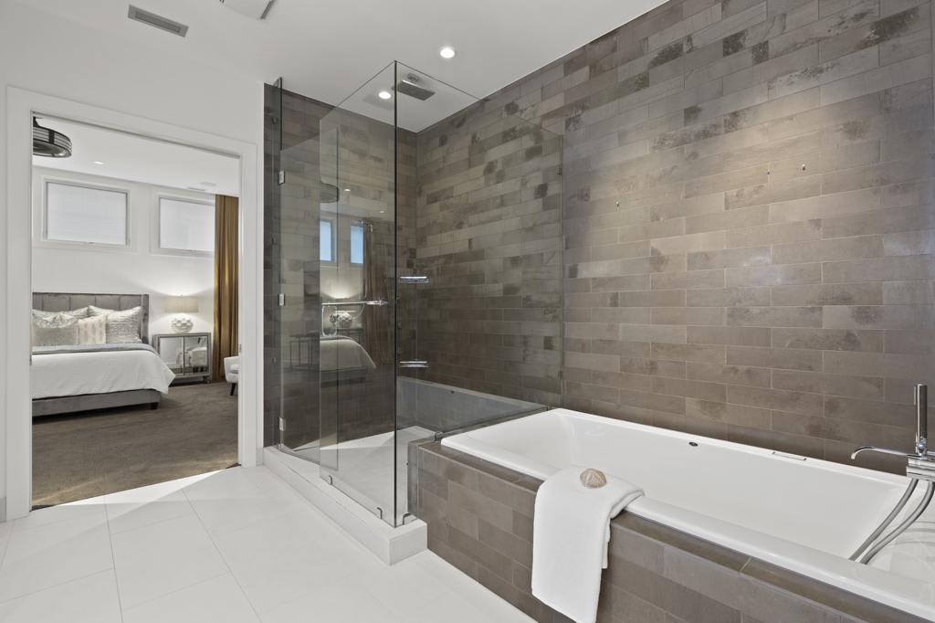 4 Bedroom with Rooftop Located in the Heart of River North