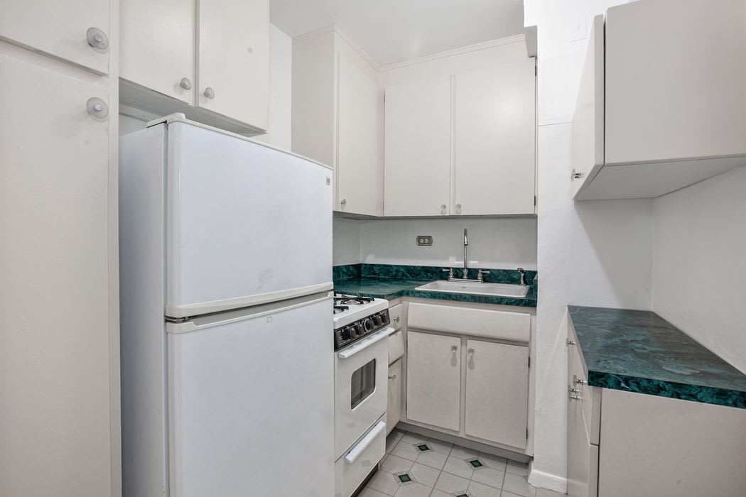 153 East 57th Street, Unit 10L