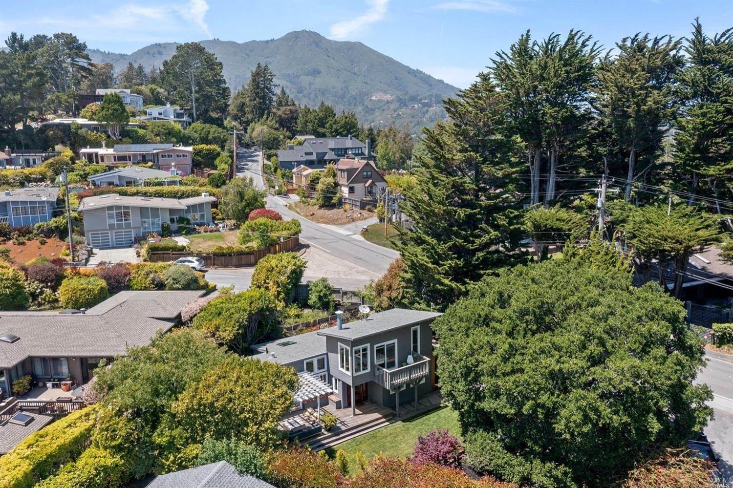 2 Cedarwood Ln
