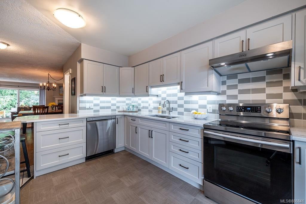 7-4540 W Saanich Rd