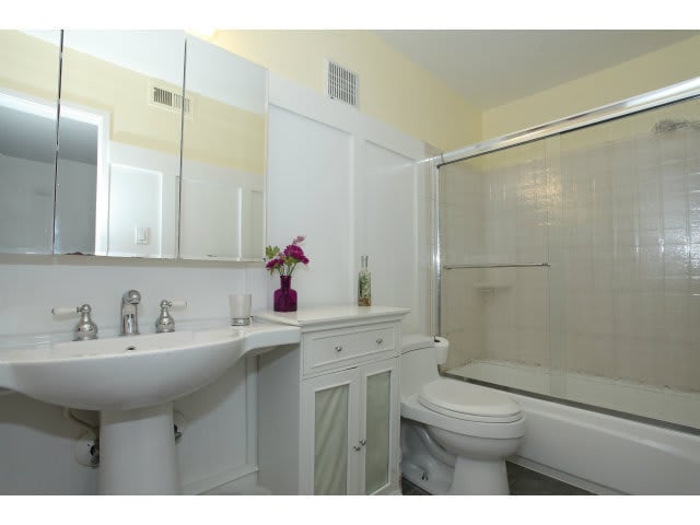 7105 Admiralty Ln