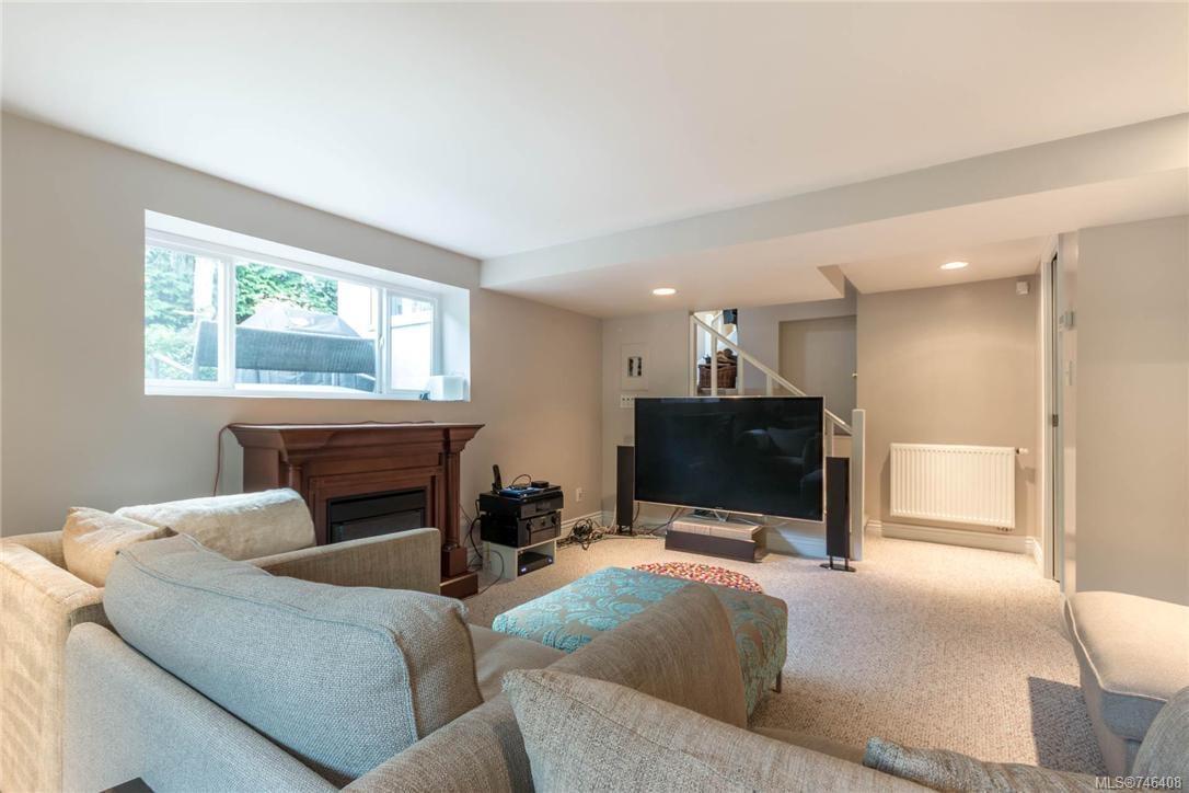 557 Falkland Rd