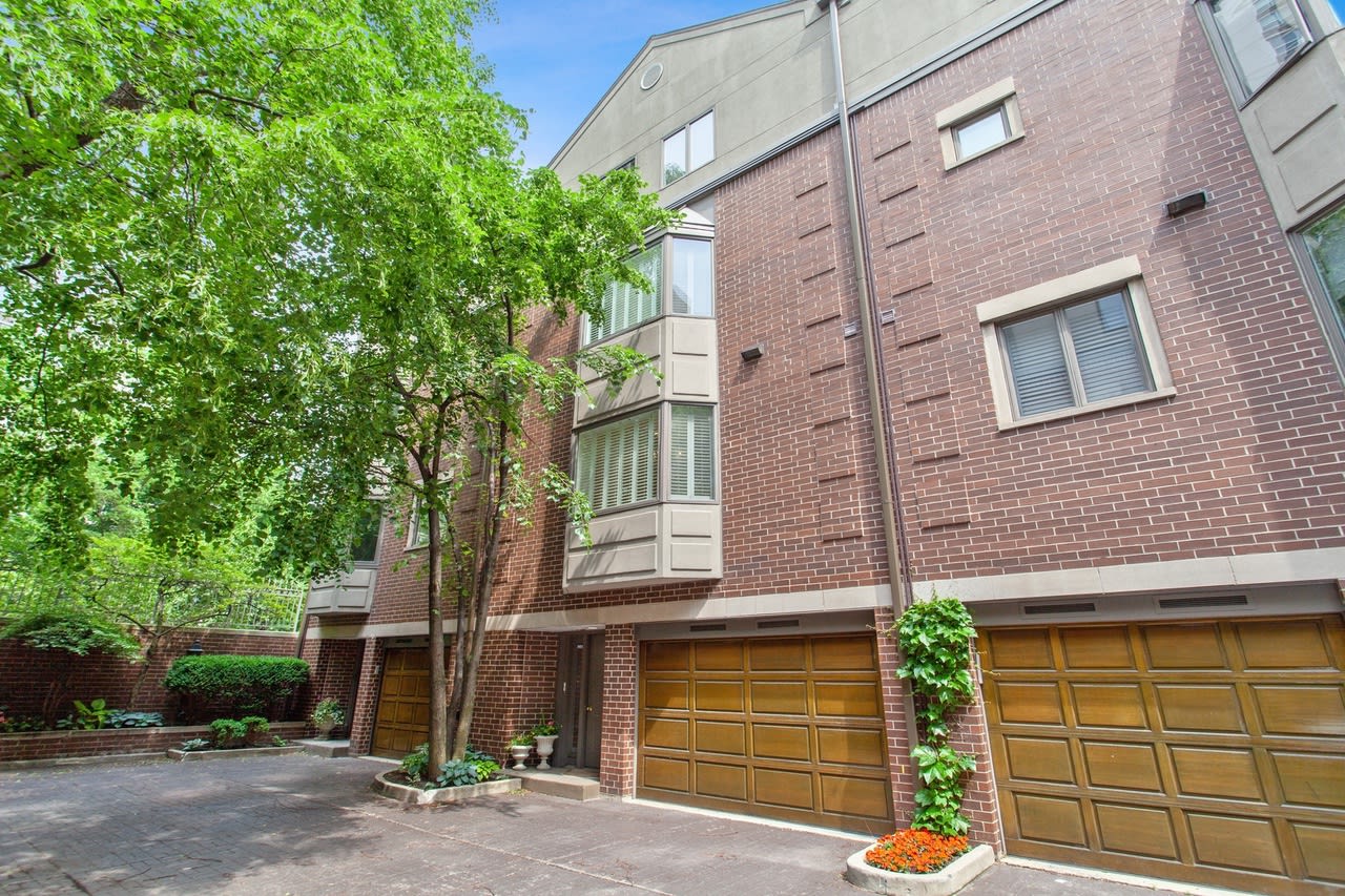 55 W Goethe St #1252