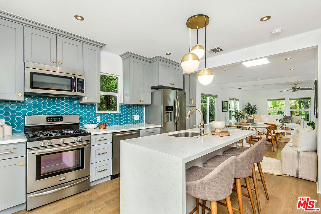 924 Superba Ave