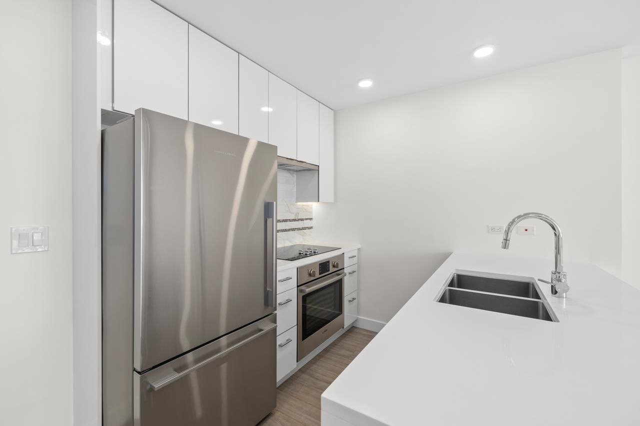 575-438 W King Edward Ave